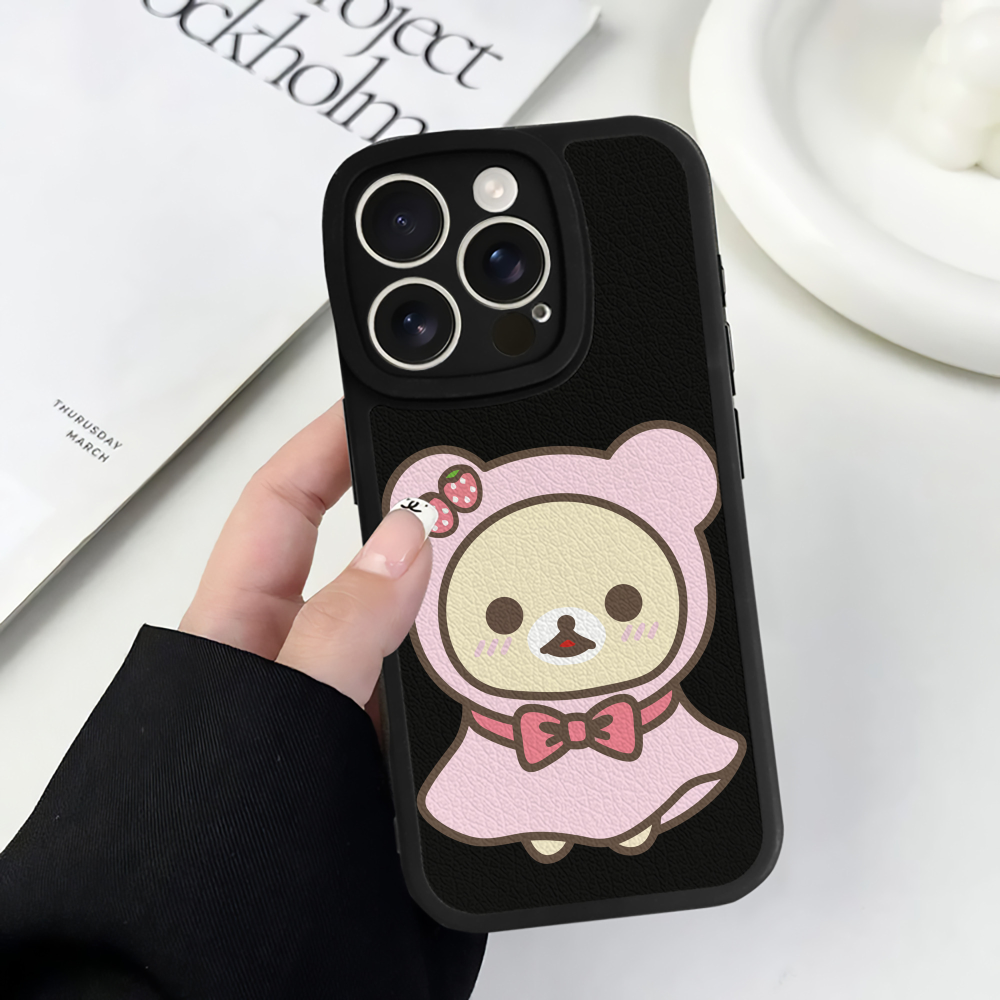 （画像用） リラックマ リラックマ キイロイトリ Rilakkuma Korilakkuma Kiiroitori 【iPhone 16シリーズ対応】シリコンスマホケース（レザー調） 材質：シリコン